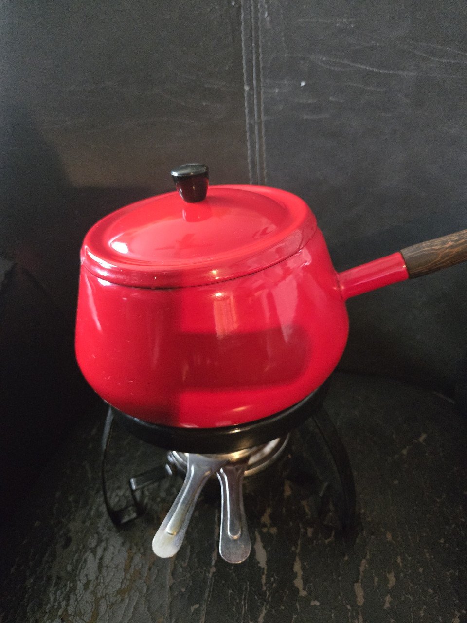 Vintage fonduepan met spiritusbrander en leuk bijpassend bord.