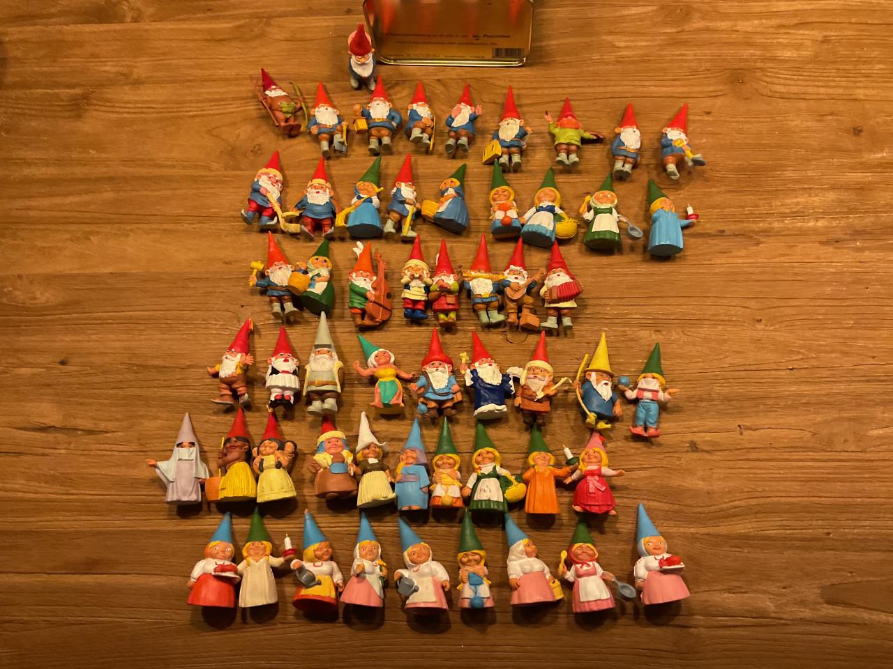 55 David de kabouter en Lisa  poppetjes  Poortvliet en blikken trommeltje