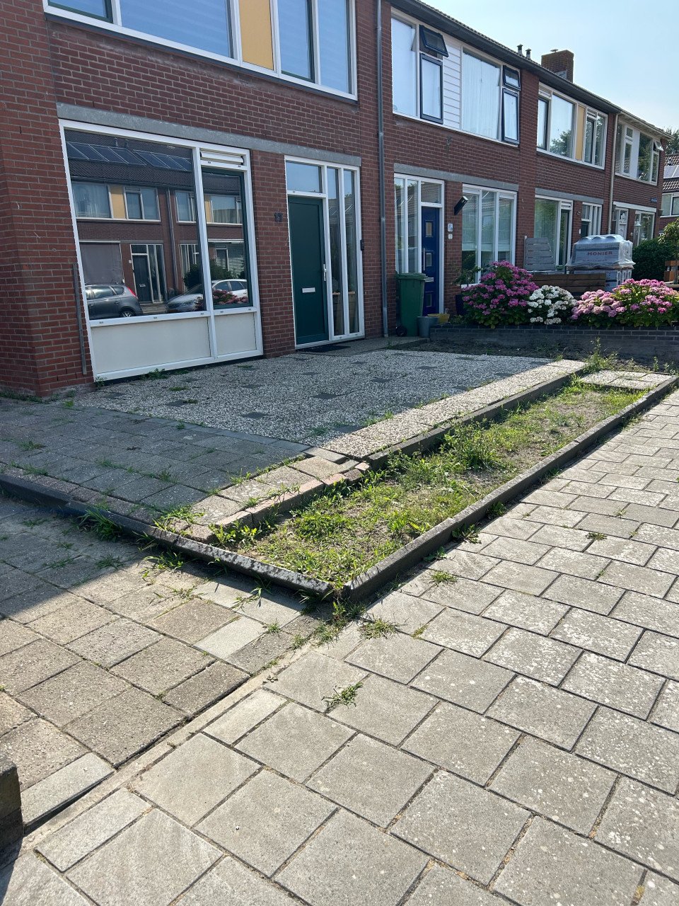 Tuin tegels ongeveer 25 m2 gratis op te halen zelf eruit halen.