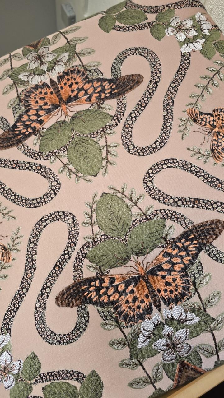 Nieuw gestoffeerde poef met uniek design
