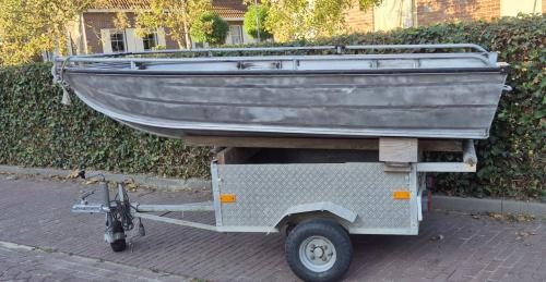 Aluminium boot met trailer en buitenboordmotor