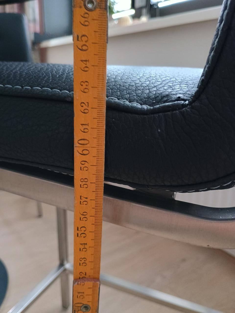 Tafel met 4 krukken