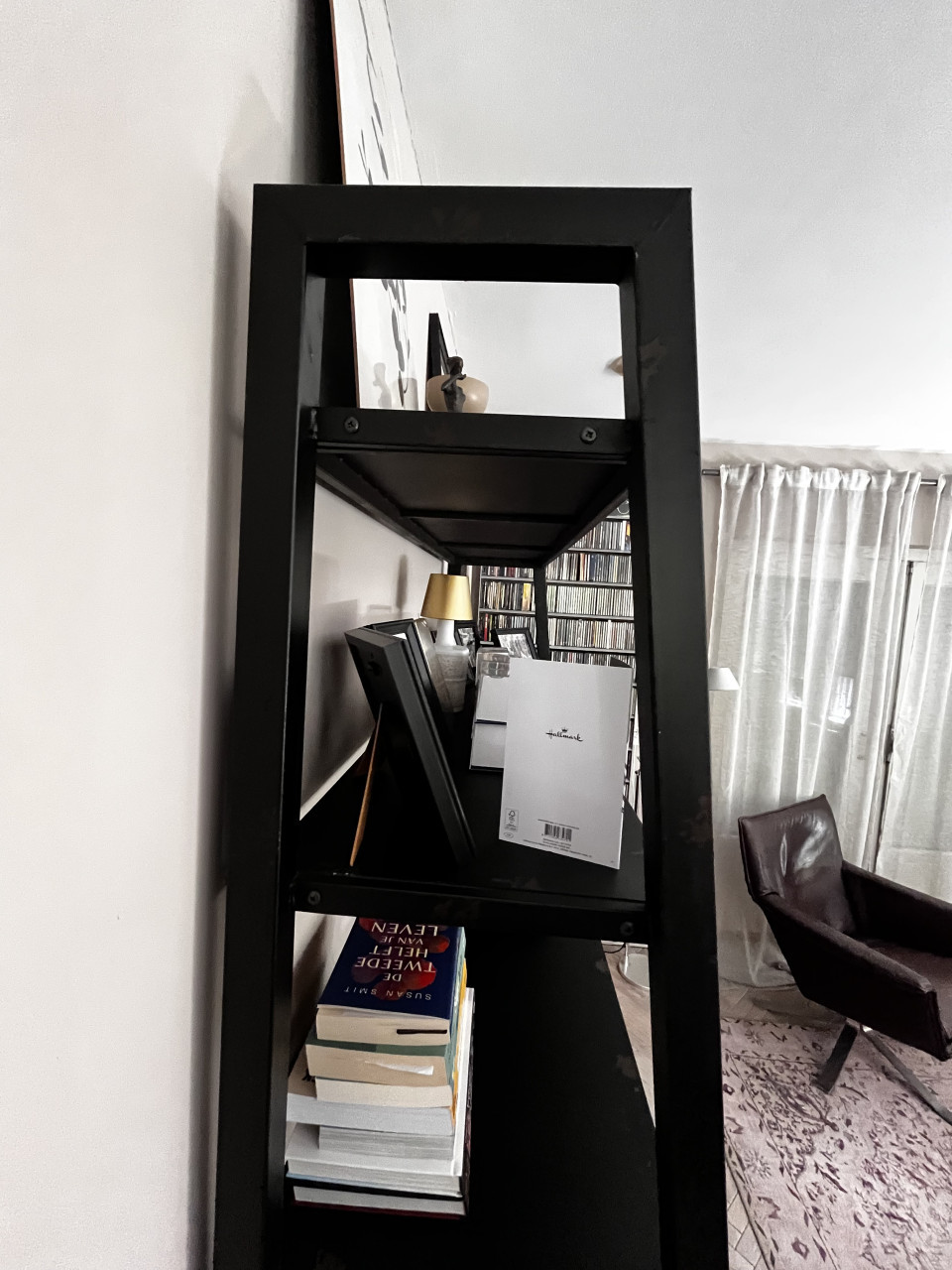 Wandkast. Open, zwart, metaal.