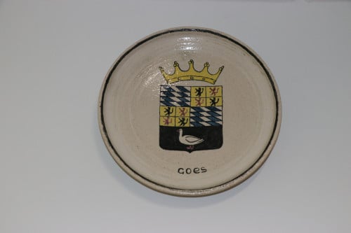 Keramiek van Koen Mertens jr. Wandbord met wapen van Goes Destijds twee
