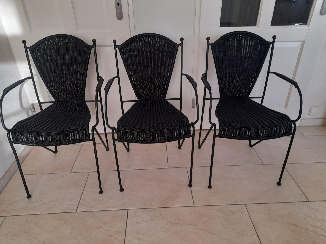 3 Smeedijzeren stoeltjes (in goede nette staat )  €20 per stuk  Stapelbaar!