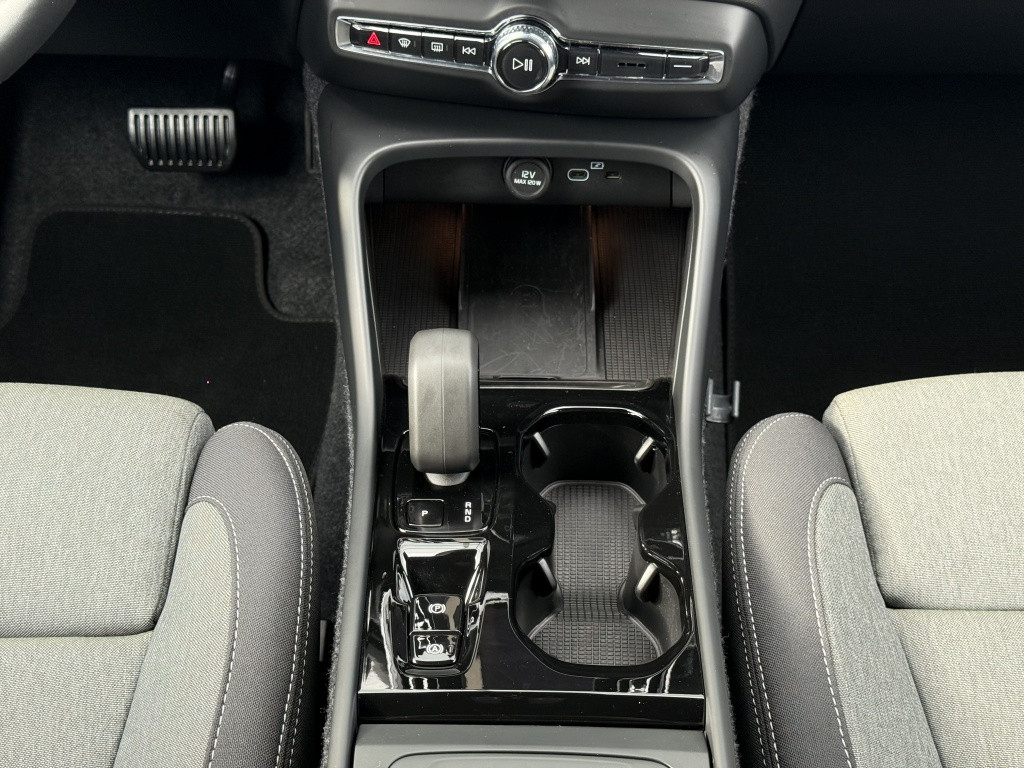 Volvo XC40 b4 197pk plus dark |adap.cruise| trekhaak | camera| elektrische
