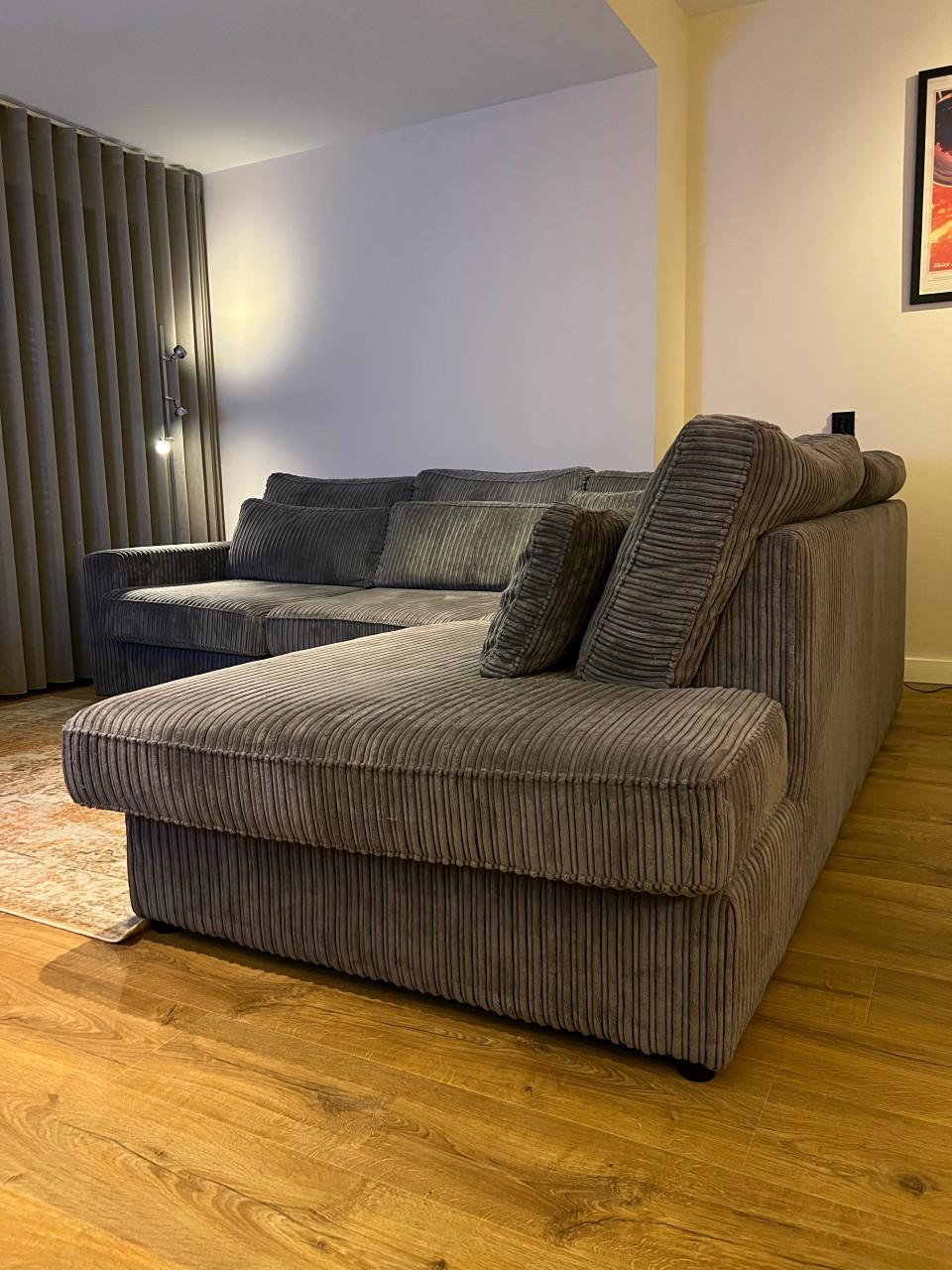 Ribstof hoekbank met diepe zit