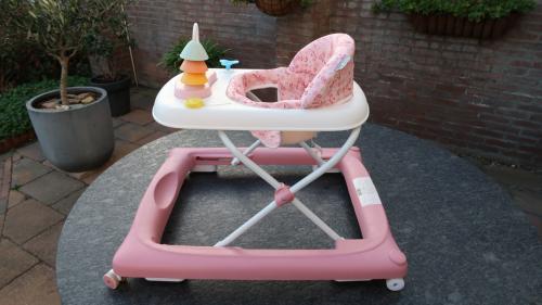 Born Lucky Loopstoel Soft Roze schoon en fris en z.g.a.n. voor €15,00