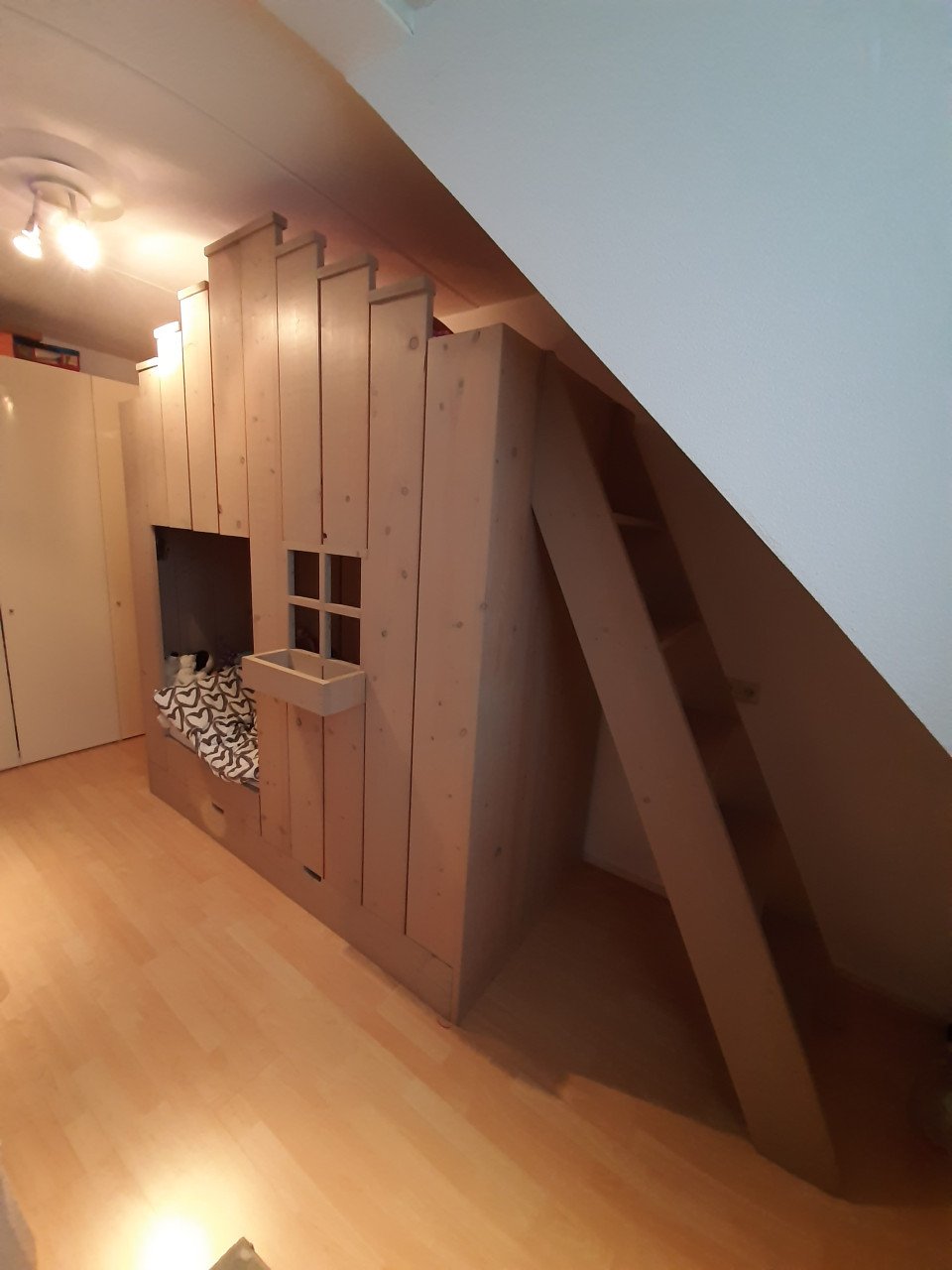 Huisjesbed met trapgevel