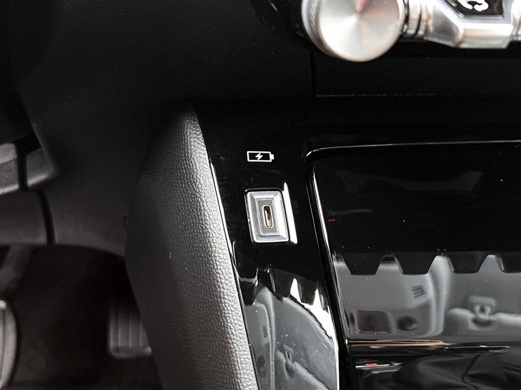 Peugeot 208 100pk allure | rijklaar | camera | icockpit | navigatie |