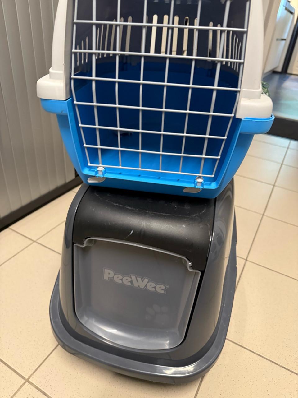 Kattenbak, reismand en drie voerbakjes