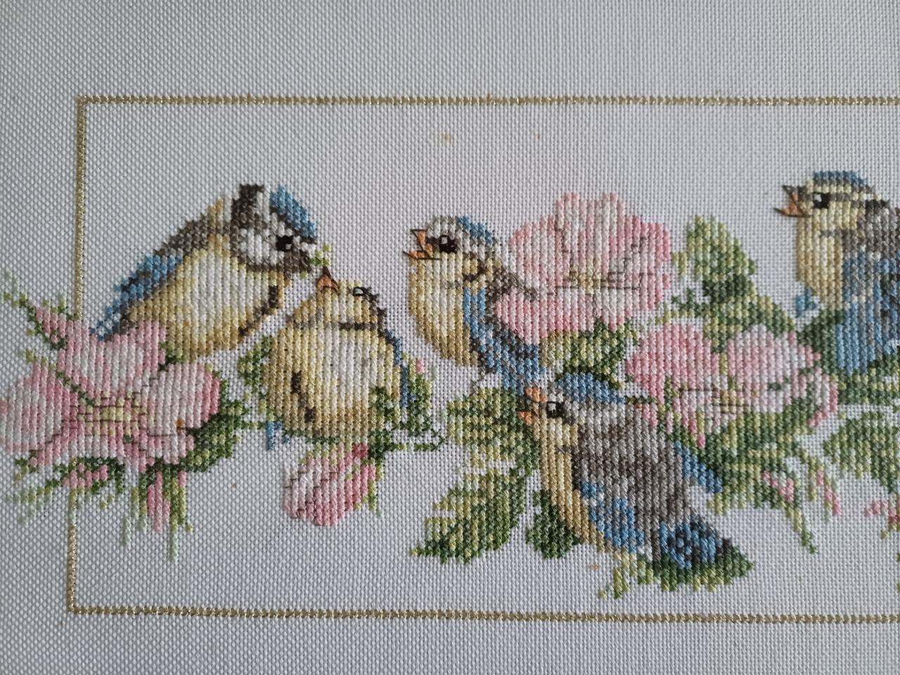 Schilderij geborduurde pimpelmeesjes en bloemen