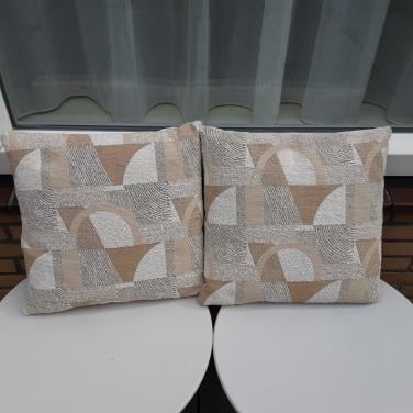 2 splinternieuwe Sierkussens  € 10
