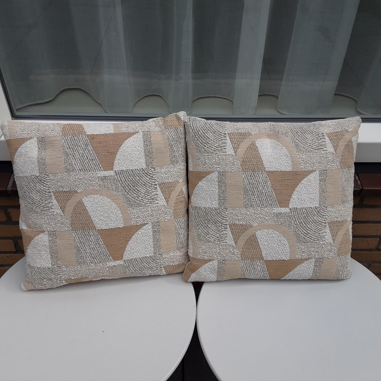 2 splinternieuwe Sierkussens  € 10