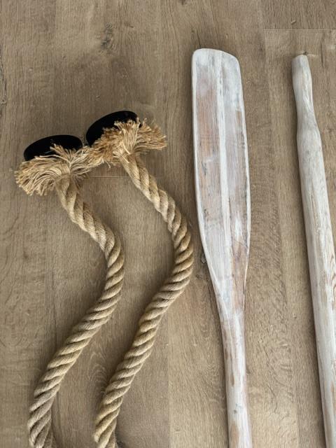2 decoratieve touwlampen + 2 authentieke houten roeiriemen (white wash)