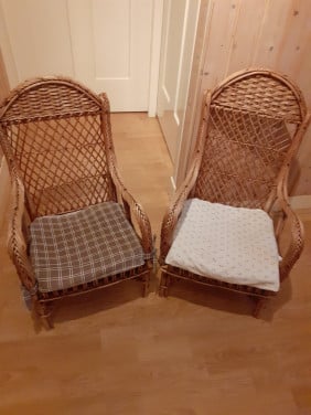 2 rieten kinderstoeltjes