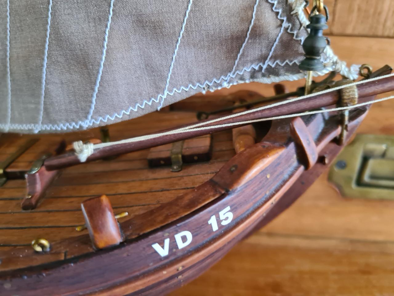Dit is een gedetailleerd houten model van een Nederlandse Zuiderzee Botter.