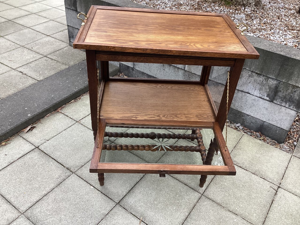 Antiek theekastje met geslepen glas en afneembaar dienblad GOES