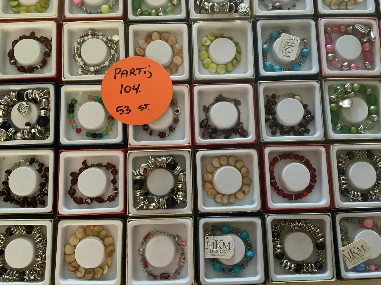Partij leuke armbandjes in mooi verkoop doosje. ( partij 104)