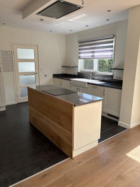Complete keuken met kookeiland en inbouwapparatuur