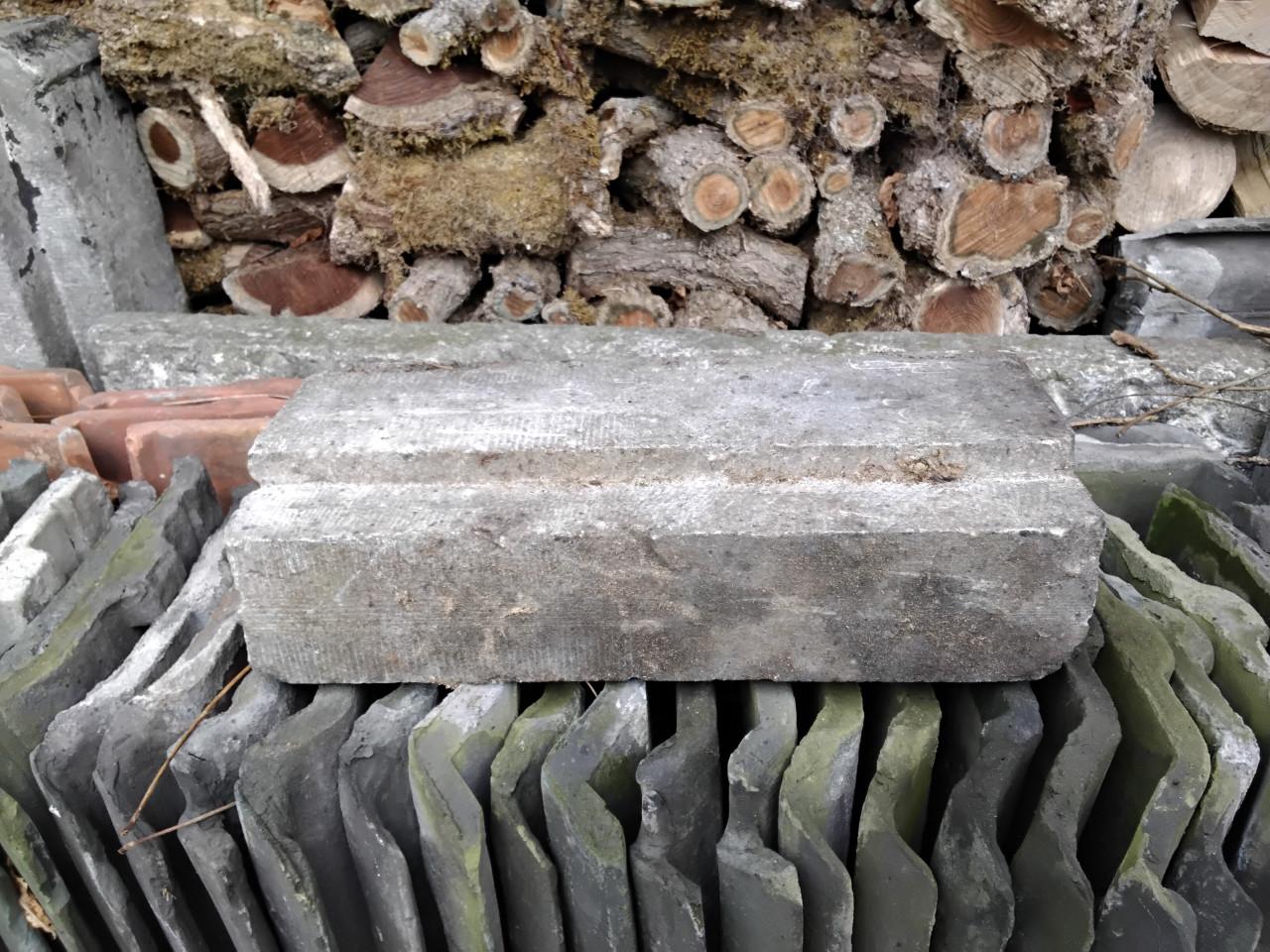 Oud hardsteen en oude gebakken plavuizen