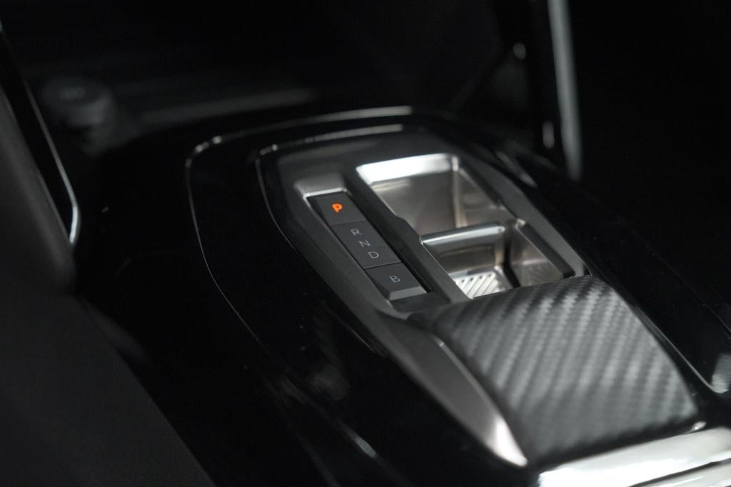 Peugeot E-2008 ev allure 54 kwh | 11 kw lader | warmtepomp | apple carplay 