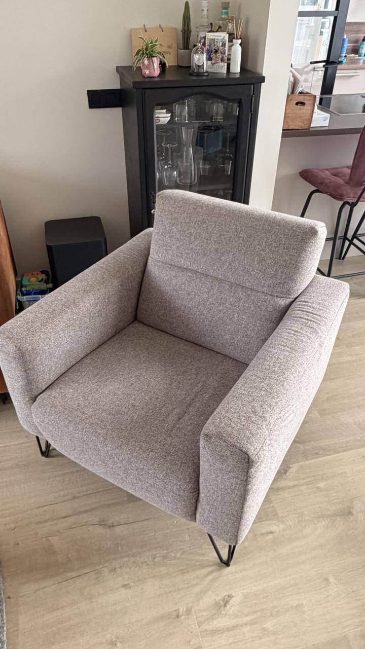 Fauteuil met poufe stof yield taupe