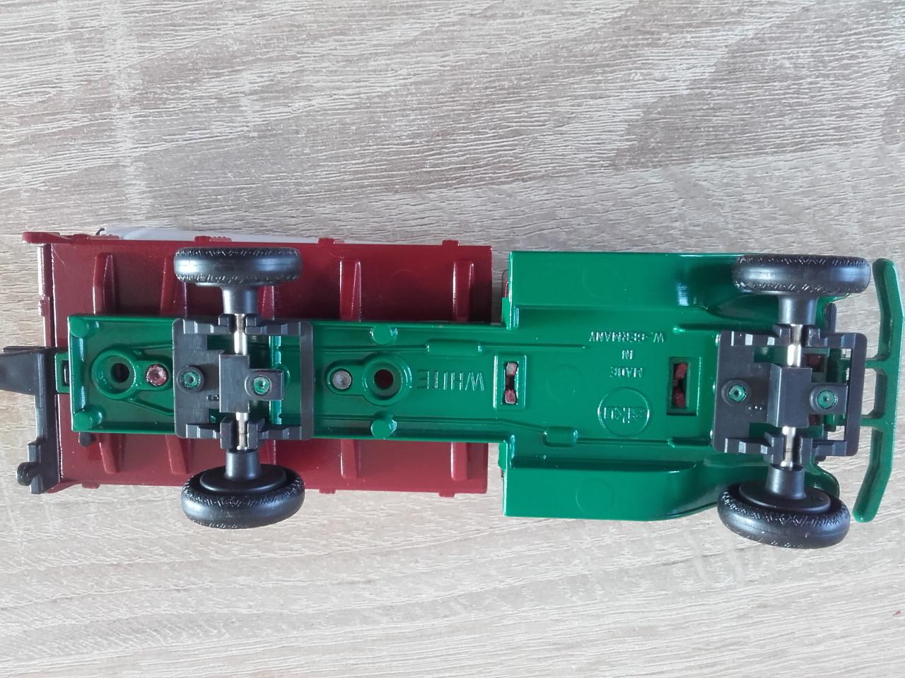 White truck van Siku met lading.