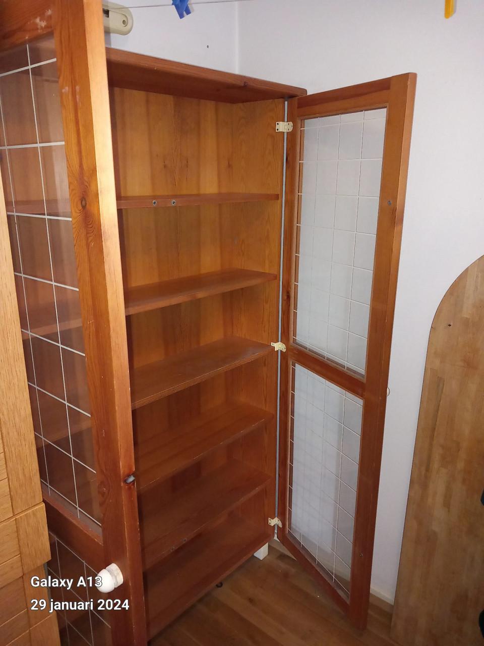 Grenen kast met glazen deuren