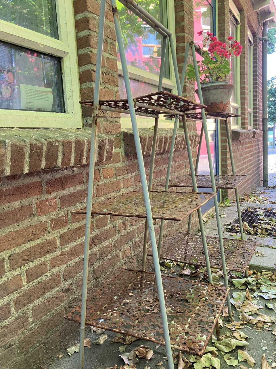 2 Oude metalen plantenrekken