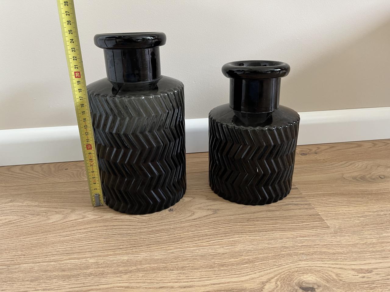 2 zwarte vaasjes