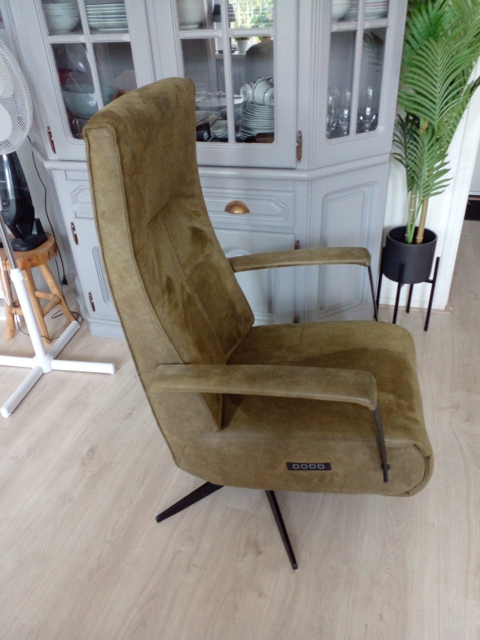Relaxfauteuil Nijland M kleur: Bull Moss 59, elektrisch.