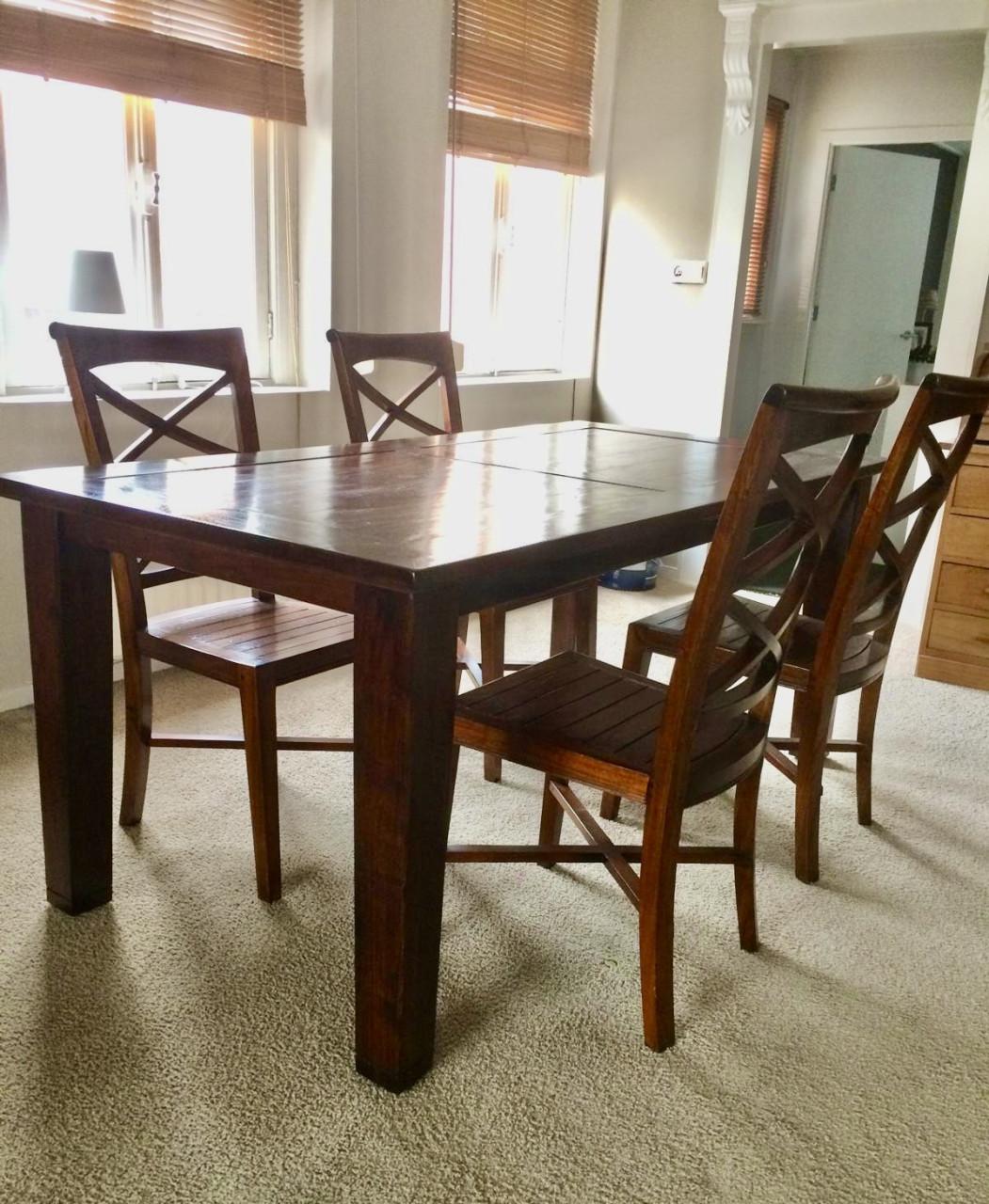 Eettafel met stoelen