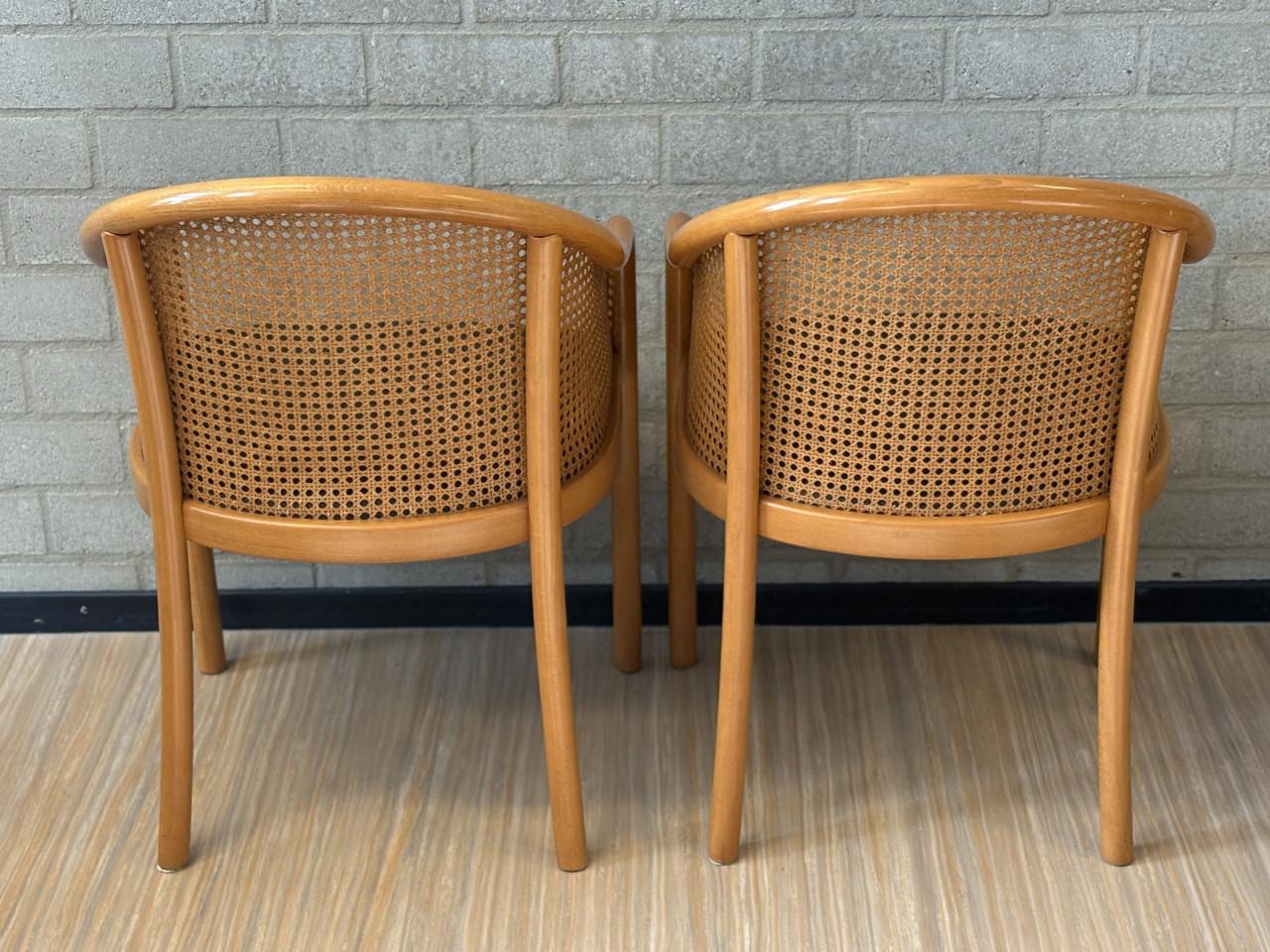 2 vintage beukenhouten armstoeltjes met fijn gevlochten webbing-rugleuning