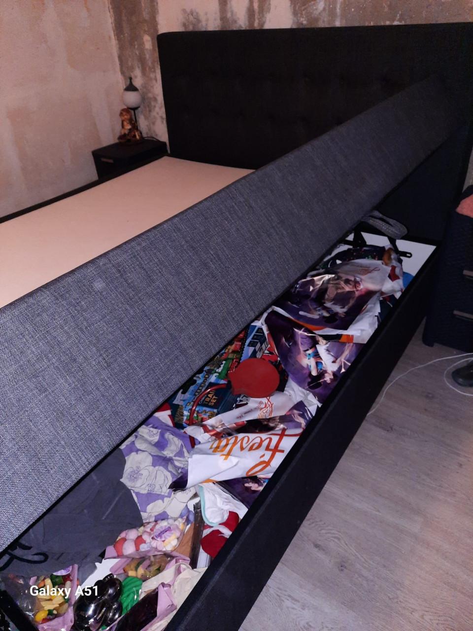 1 x 2 persoons boxspring en 2 x 1 persoonsbedden