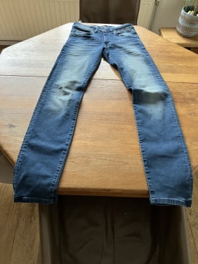 Te koop: petrol jeans