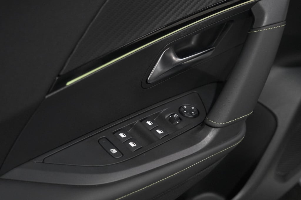 Peugeot 2008 puretech 130 eat8 gt | 360 camera | stoelmassage | adaptieve c