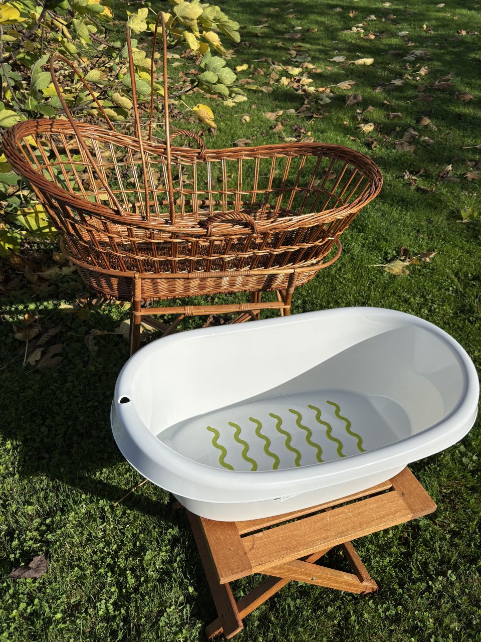Wieg met los onderstel in rotan + gratis badje (Ikea - wit)