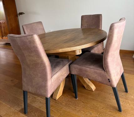 Eethoek (houten ronde tafel en 5 stoelen)