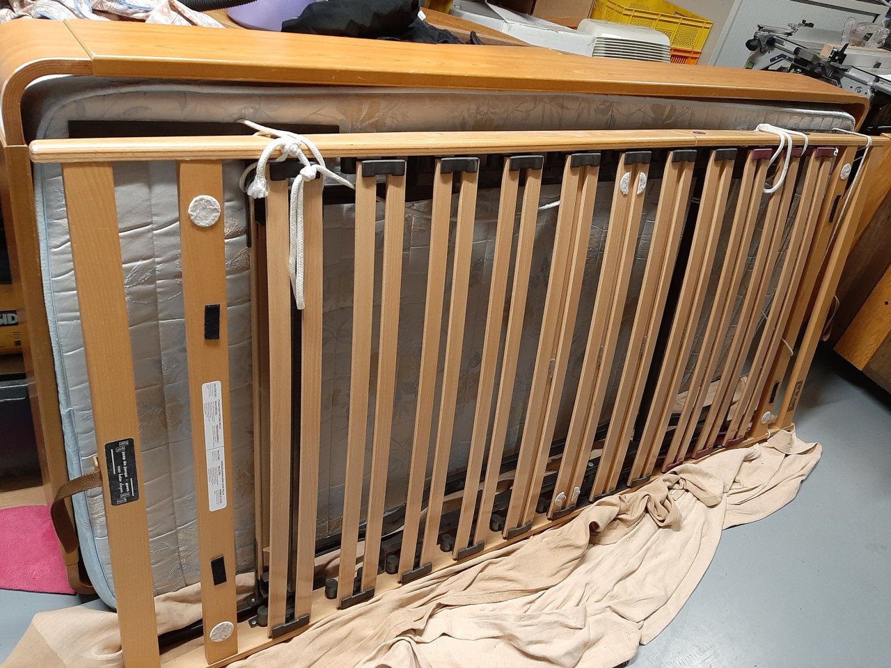 Te koop 1 persoonsbed + matras 90 x 200 cm