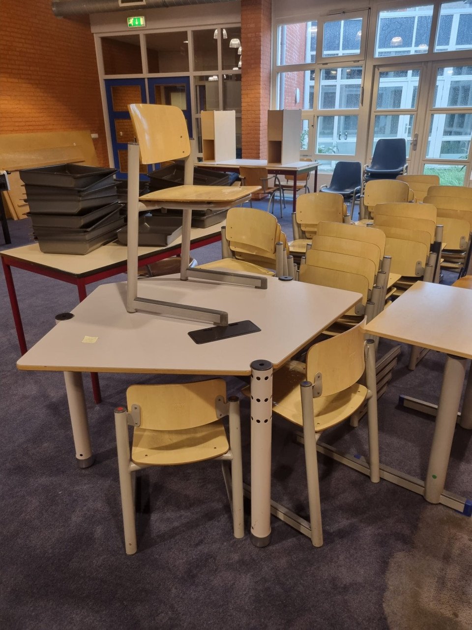Diverse tafels en stoelen (school)