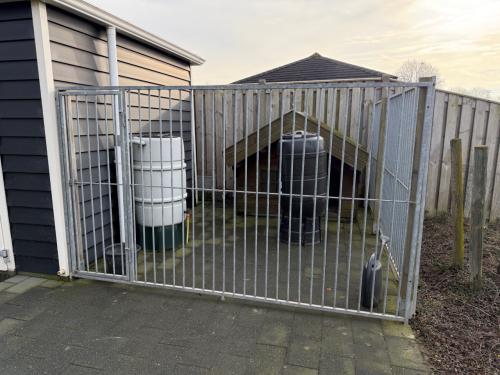 Gegalvaniseerde kennel panelen (3 stuks waarvan 1 met deur)