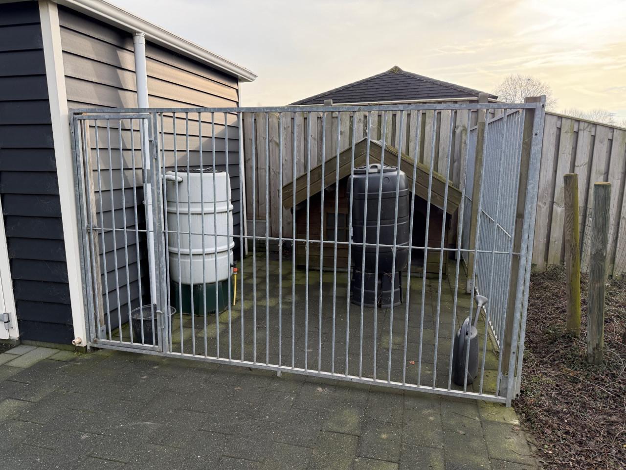Gegalvaniseerde kennel panelen (3 stuks waarvan 1 met deur)