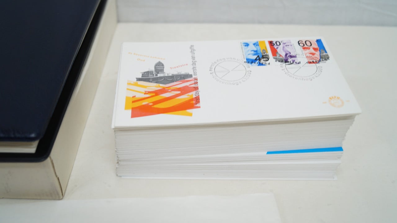 Postzegelalbum, eerstedagenveloppen en speciale catalogus 2005.