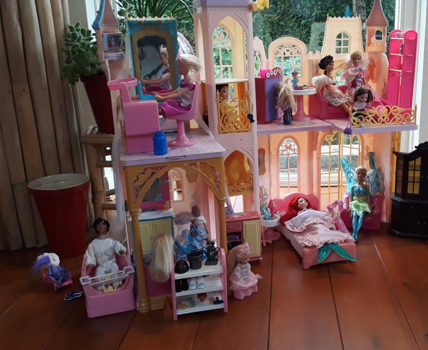 BARBIE/POPPEN KASTEEL MET BABIE EN ACCESOIRES