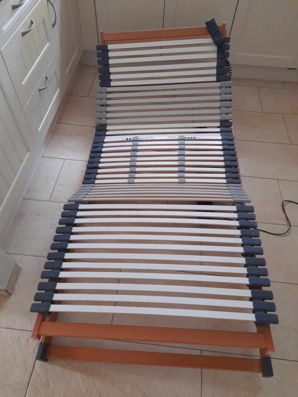 2 x Elektrisch verstelbare lattenbodems 90 x 200 (in goede staat )