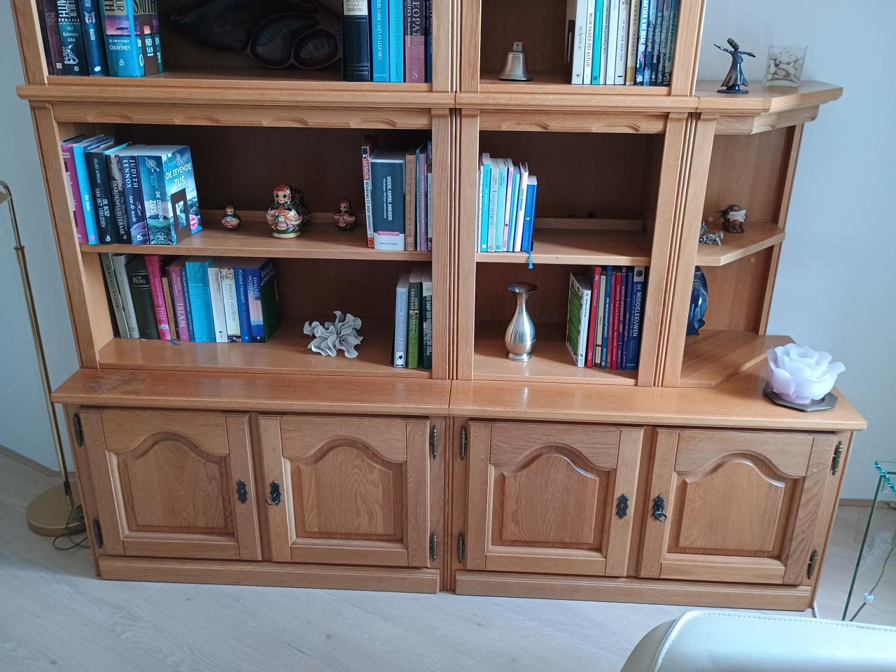 Te koop: licht eiken boeken- / wandkast