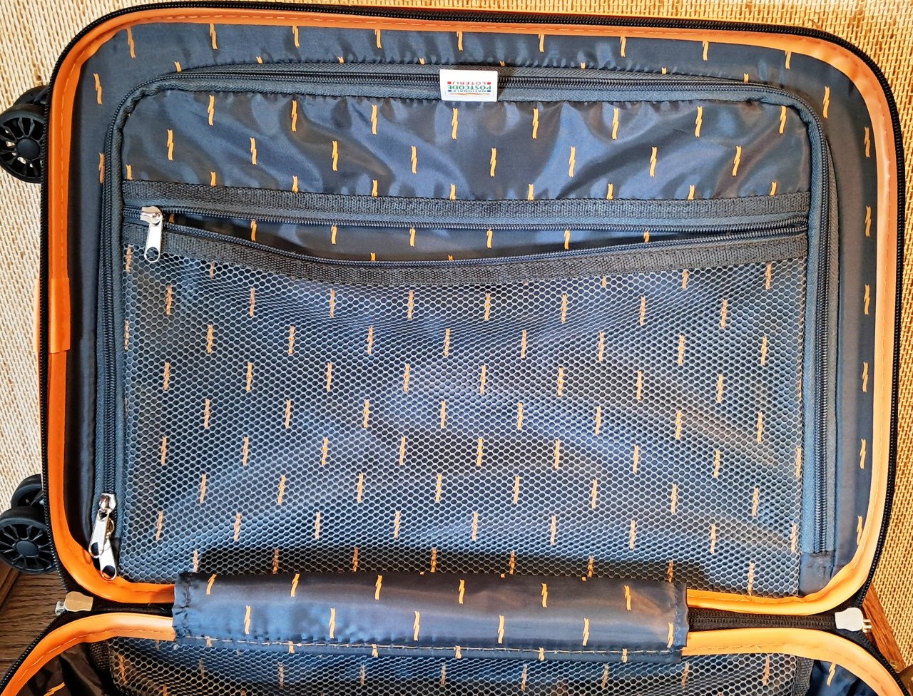 2 nieuwe compacte rolkoffers