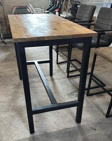 Bartafel met stoelen