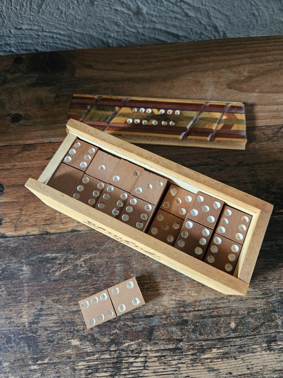 Vintage houten dominospel met ingelegd deksel